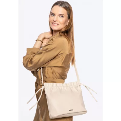 Wittchen Damska torebka crossbody z dekoracyjnymi wiązaniami kremowa